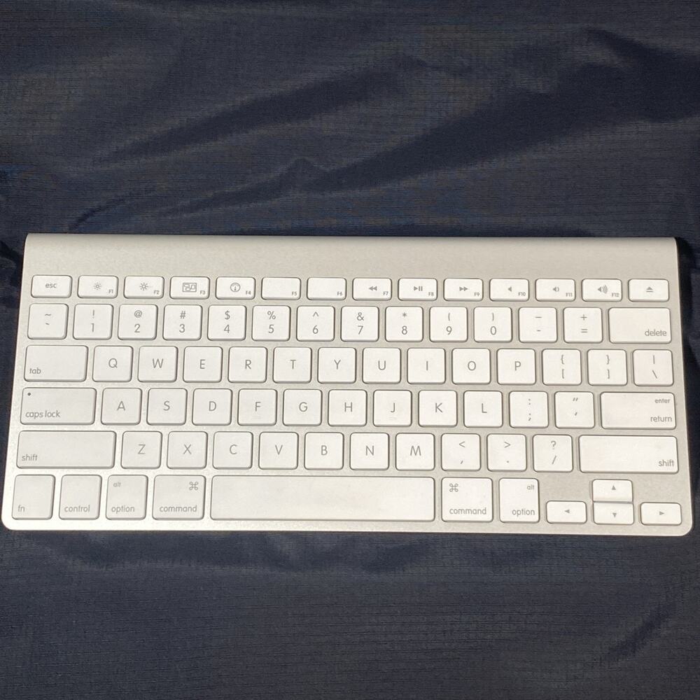 Apple Wireless Keyboard Model A1314 Fully Tested & Working - White - Aluminum
